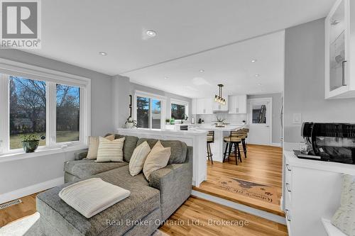 19 Hornby Court, Cambridge, ON - Indoor Photo Showing Living Room