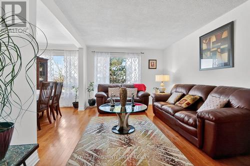13 - 2415 Southvale Crescent, Ottawa, ON - Indoor Photo Showing Living Room