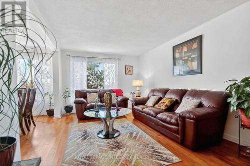 13 - 2415 Southvale Crescent, Ottawa, ON - Indoor Photo Showing Living Room