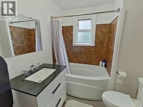 4219 Joyce Ave, Powell River, BC - Indoor Photo Showing Bathroom
