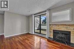 Living area with patio doors - 