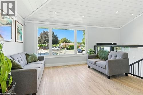 19 Wallace Place, Caledonia, ON - Indoor Photo Showing Living Room