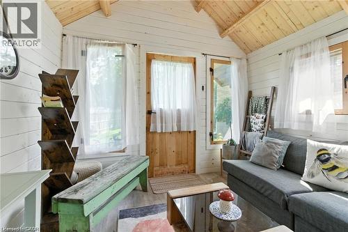 Bunkie - 19 Wallace Place, Caledonia, ON - Indoor Photo Showing Living Room