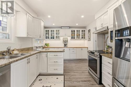 566 Lani Crescent, Burlington, ON - Indoor Photo Showing Kitchen With Double Sink With Upgraded Kitchen