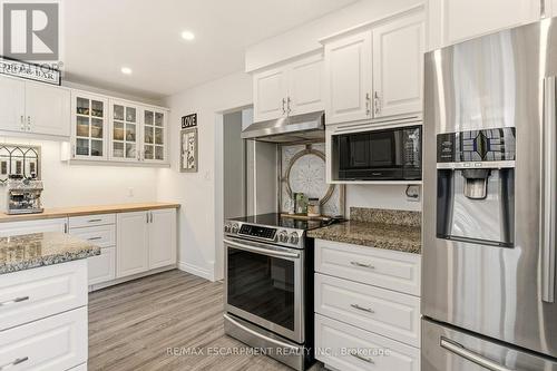 566 Lani Crescent, Burlington, ON - Indoor Photo Showing Kitchen With Upgraded Kitchen