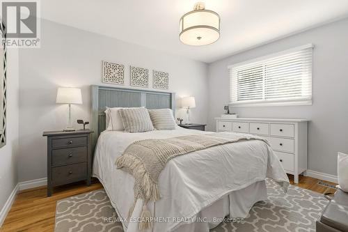 566 Lani Crescent, Burlington, ON - Indoor Photo Showing Bedroom