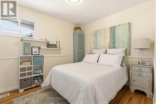 566 Lani Crescent, Burlington, ON - Indoor Photo Showing Bedroom