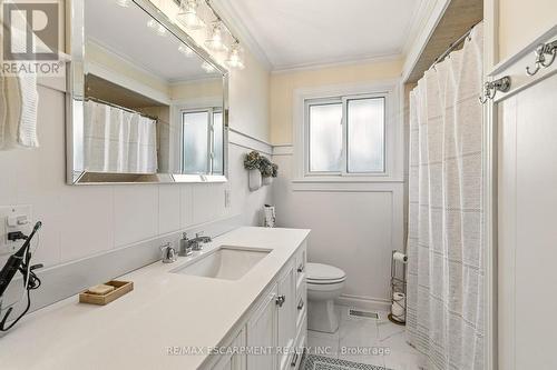 566 Lani Crescent, Burlington, ON - Indoor Photo Showing Bathroom