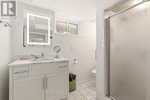 566 Lani Crescent, Burlington, ON - Indoor Photo Showing Bathroom