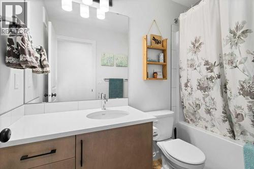 16 Trinity Street, Lacombe, AB - Indoor Photo Showing Bathroom