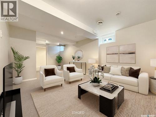 371 6Th Avenue Nw, Swift Current, SK - Indoor Photo Showing Living Room
