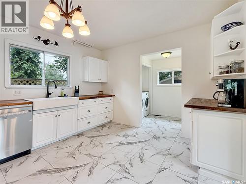 371 6Th Avenue Nw, Swift Current, SK - Indoor Photo Showing Kitchen