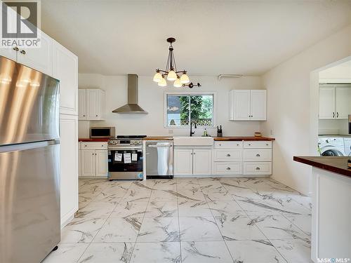 371 6Th Avenue Nw, Swift Current, SK - Indoor Photo Showing Kitchen