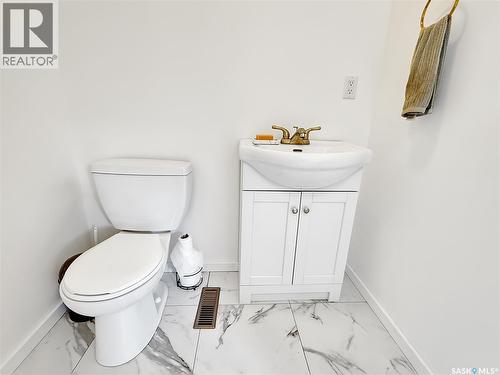 371 6Th Avenue Nw, Swift Current, SK - Indoor Photo Showing Bathroom