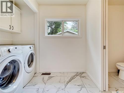 371 6Th Avenue Nw, Swift Current, SK - Indoor Photo Showing Laundry Room