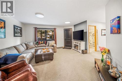 108 Lougheed Circle, Banff, AB - Indoor Photo Showing Living Room