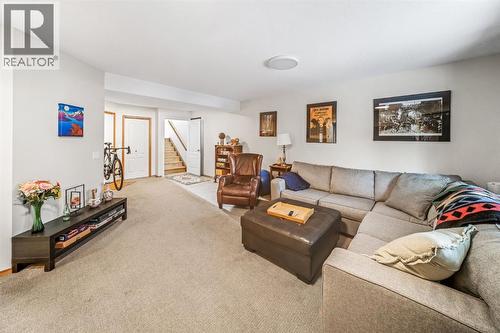108 Lougheed Circle, Banff, AB - Indoor Photo Showing Living Room