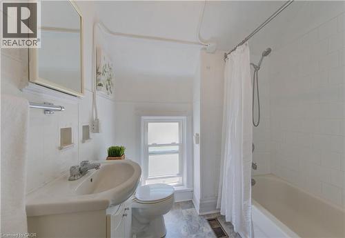229 Lancaster Street E, Kitchener, ON - Indoor Photo Showing Bathroom