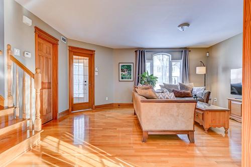 Salon - 8275 Rue Du Labour, Mirabel, QC - Indoor