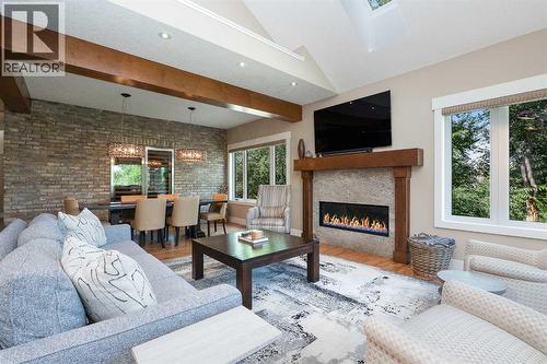 664 29 Avenue Nw, Calgary, AB - Indoor Photo Showing Living Room With Fireplace