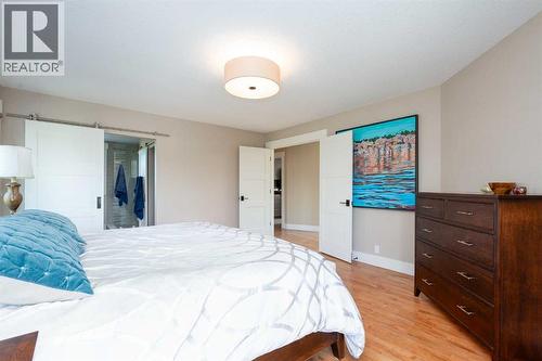 664 29 Avenue Nw, Calgary, AB - Indoor Photo Showing Bedroom