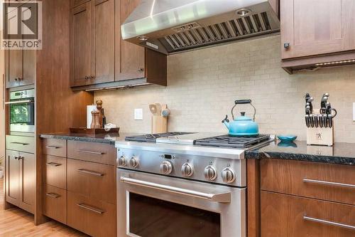 664 29 Avenue Nw, Calgary, AB - Indoor Photo Showing Kitchen With Upgraded Kitchen