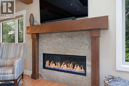 664 29 Avenue Nw, Calgary, AB - Indoor Photo Showing Living Room With Fireplace