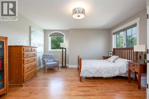 664 29 Avenue Nw, Calgary, AB - Indoor Photo Showing Bedroom