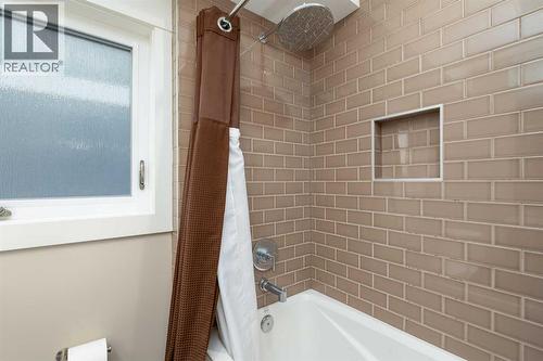 664 29 Avenue Nw, Calgary, AB - Indoor Photo Showing Bathroom