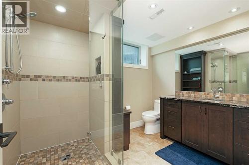 664 29 Avenue Nw, Calgary, AB - Indoor Photo Showing Bathroom