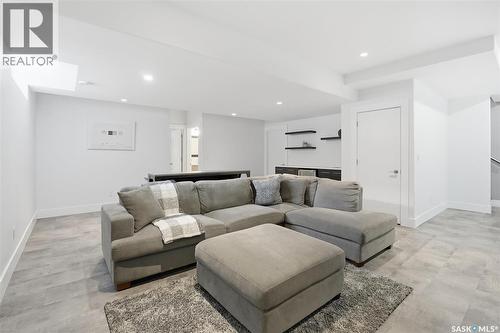 343 Mahabir Court, Saskatoon, SK - Indoor Photo Showing Living Room
