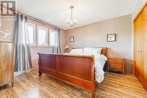 19 Glenhaven Court, Hamilton, ON - Indoor Photo Showing Bedroom