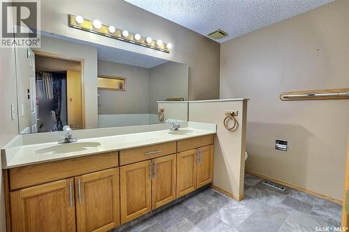 25 2338 Assiniboine Avenue E, Regina, SK - Indoor Photo Showing Bathroom