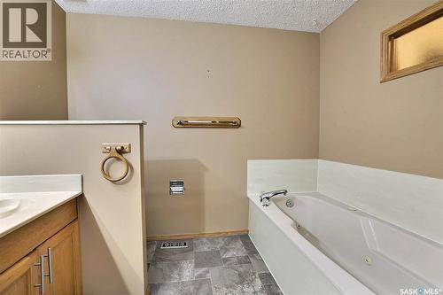 25 2338 Assiniboine Avenue E, Regina, SK - Indoor Photo Showing Bathroom