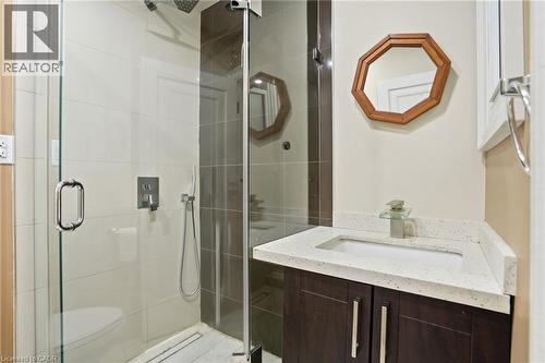 41 Paradise Road S, Hamilton, ON - Indoor Photo Showing Bathroom