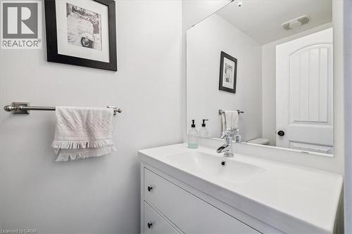 9 Barclay Street, Hamilton, ON - Indoor Photo Showing Bathroom