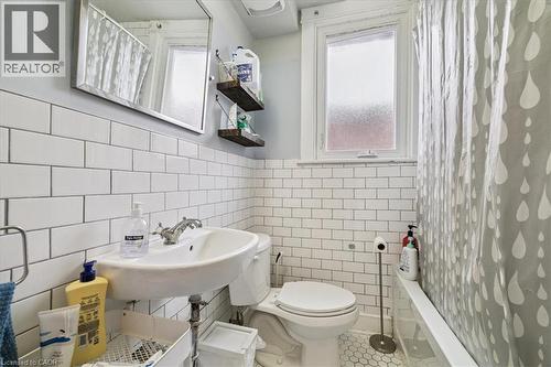 9 Barclay Street, Hamilton, ON - Indoor Photo Showing Bathroom