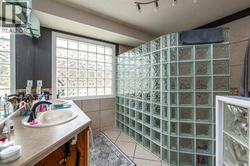 3812 58 Avenue, Lloydminster, AB - Indoor Photo Showing Bathroom