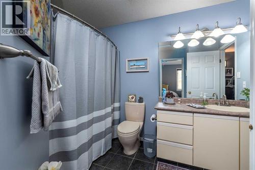 3812 58 Avenue, Lloydminster, AB - Indoor Photo Showing Bathroom
