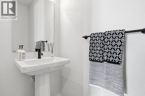 254 Howse Drive Ne, Calgary, AB - Indoor Photo Showing Bathroom