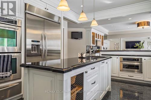 5264 Tiffany Court, Mississauga, ON - Indoor Photo Showing Kitchen With Upgraded Kitchen