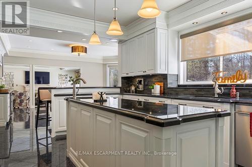 5264 Tiffany Court, Mississauga, ON - Indoor Photo Showing Kitchen With Upgraded Kitchen