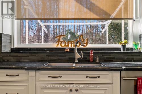 5264 Tiffany Court, Mississauga, ON - Indoor Photo Showing Kitchen With Double Sink