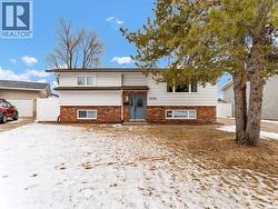 2152 Hughes Crescent NE  Medicine Hat, AB T1C 1L9