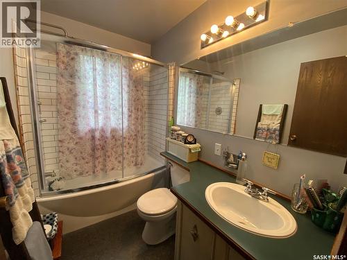 620 4Th Street, Eston, SK - Indoor Photo Showing Bathroom