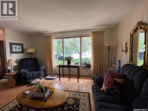 620 4Th Street, Eston, SK - Indoor Photo Showing Living Room