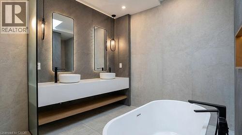 100 Appleby Place, Burlington, ON - Indoor Photo Showing Bathroom