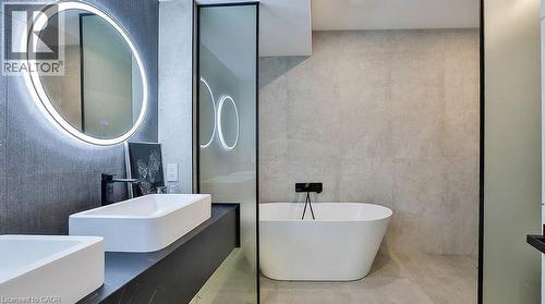 100 Appleby Place, Burlington, ON - Indoor Photo Showing Bathroom