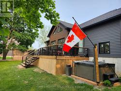 Deck and hottub overlooking the river - 