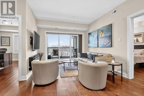 Morning sunshine fills this eastern view - 408 - 615 Longfields Drive, Ottawa, ON - Indoor Photo Showing Living Room